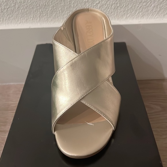 GOLD OPEN TOE MULE WITH A WEDGED HEEL - Picture 2 of 3